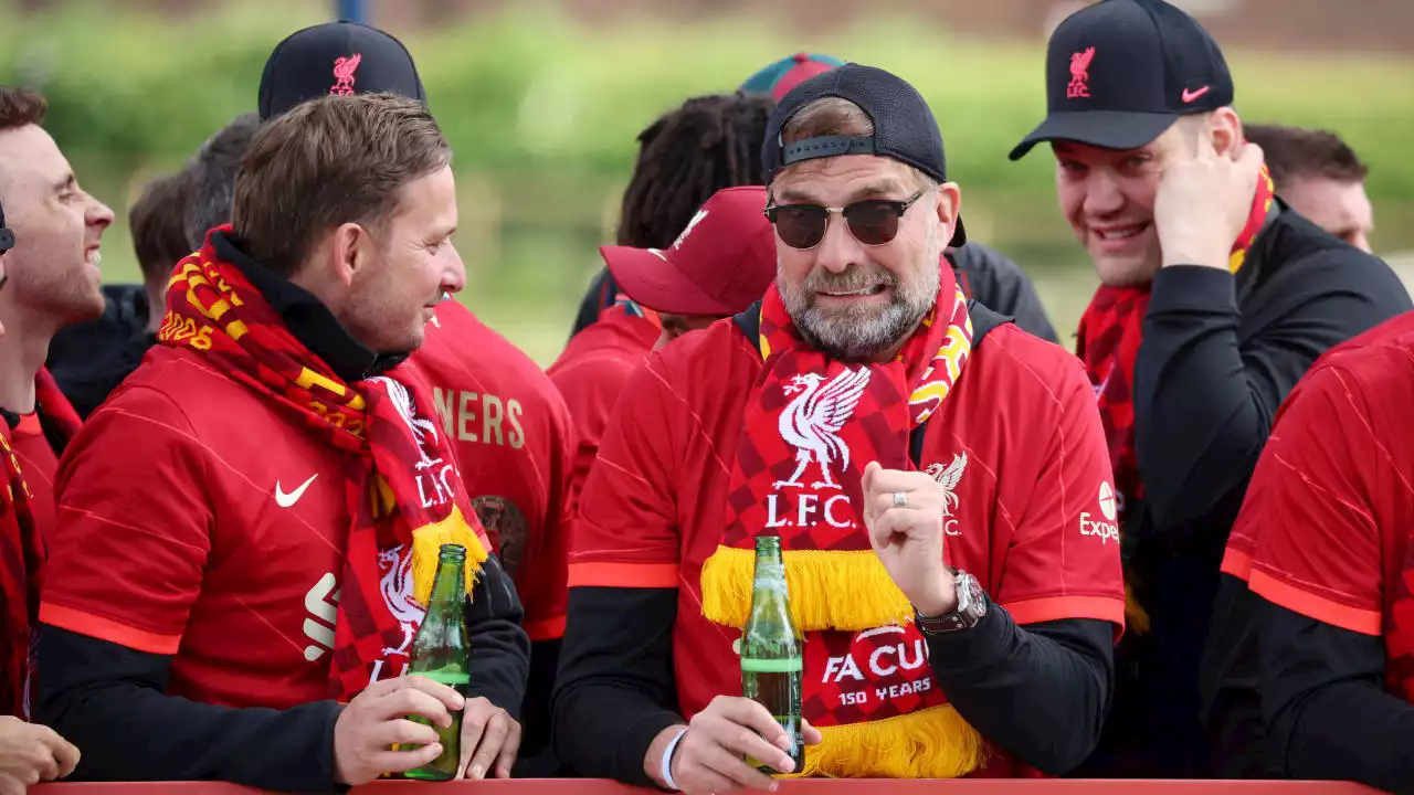 FC Liverpool: Jürgen Klopp mit Bier-Pulle statt Henkelpott!