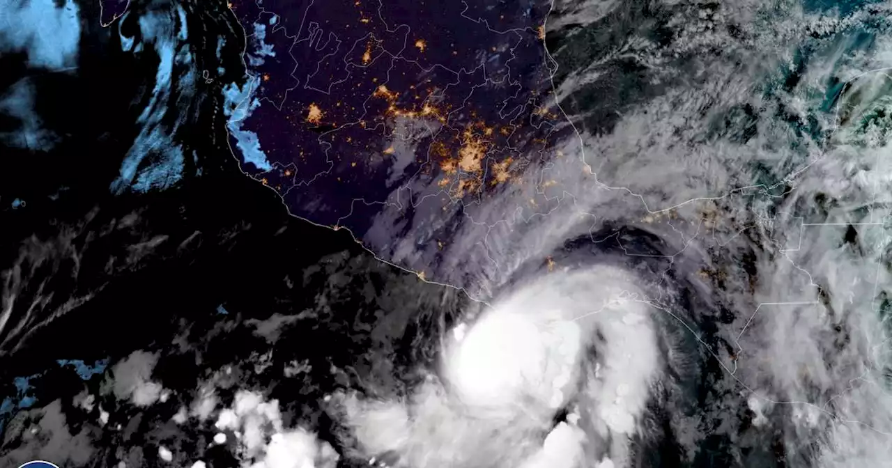 Pacific season’s 1st hurricane aims at Mexico tourist zone