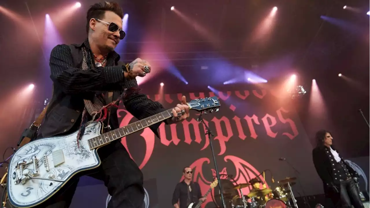 Johnny Depp, awaiting verdict, turns up on stage with Jeff Beck in England