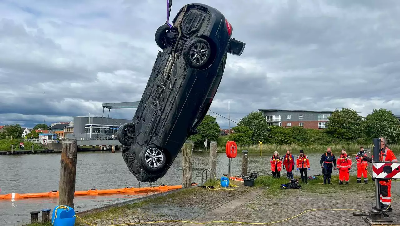 Husum: Auto versinkt in Hafenbecken – zwei Tote