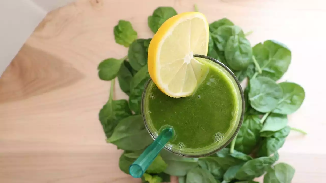 Energizing spinach-mango smoothie: Try the recipe