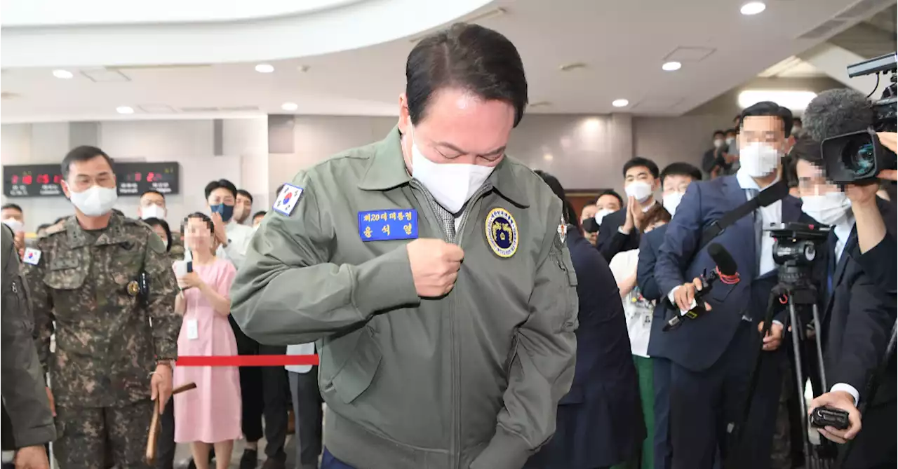 국방부 걸어서 첫 방문한 윤 '공군 점퍼, 뚱뚱한 저한테 잘 맞네요'