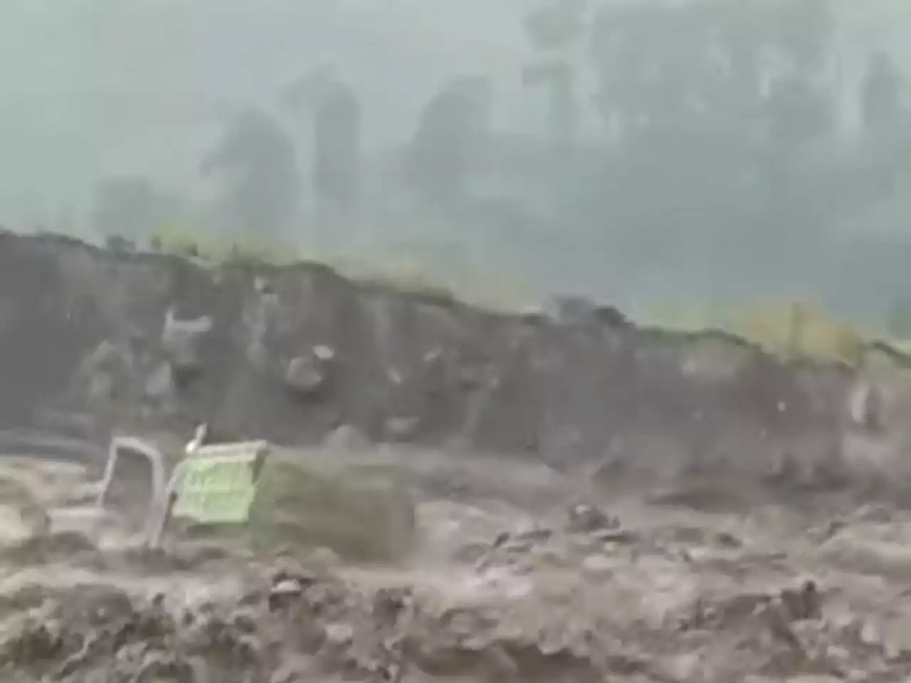 Viral, Truk Pasir di Lumajang Terseret Banjir Lahar Hujan Gunung Semeru