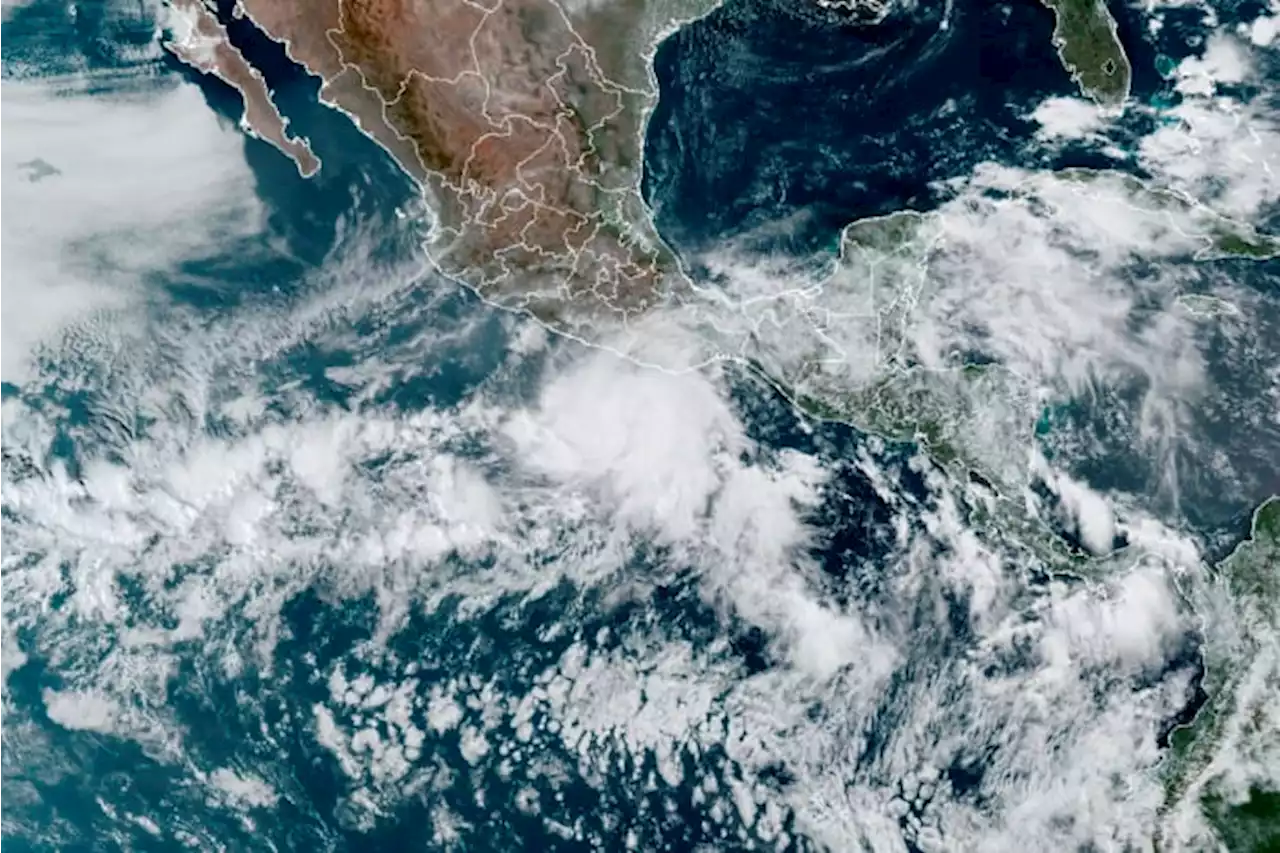 Season’s 1st hurricane aims heavy hit at Mexico tourist zone