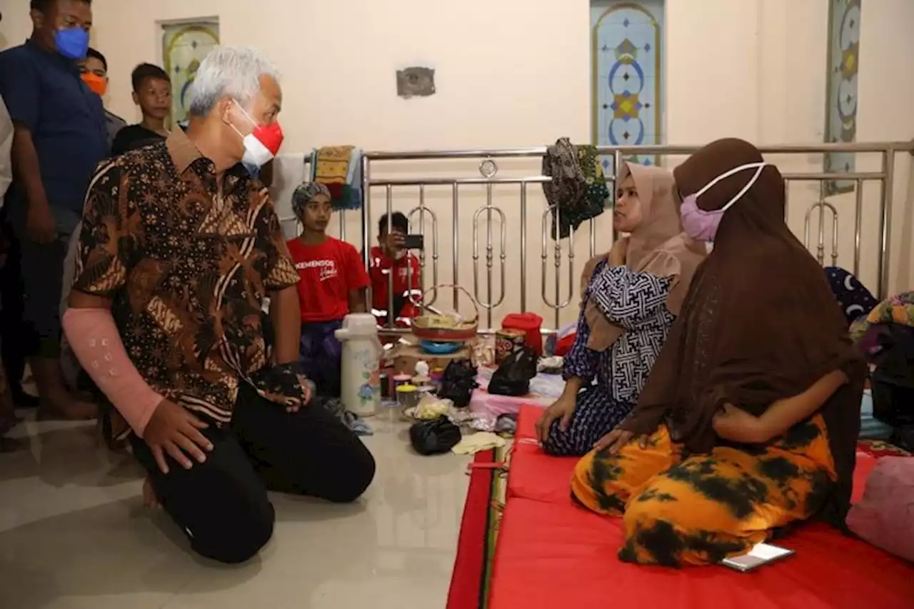 Pengungsi Rob Pekalangan Semringah Didatangi Ganjar Pranowo, Minta Dibelikan Chicken - Pikiran-Rakyat.com