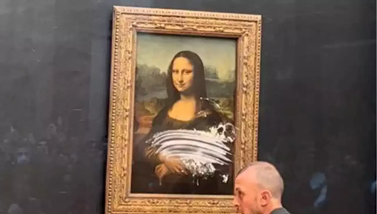 Propinan pastelazo a La Mona Lisa en París