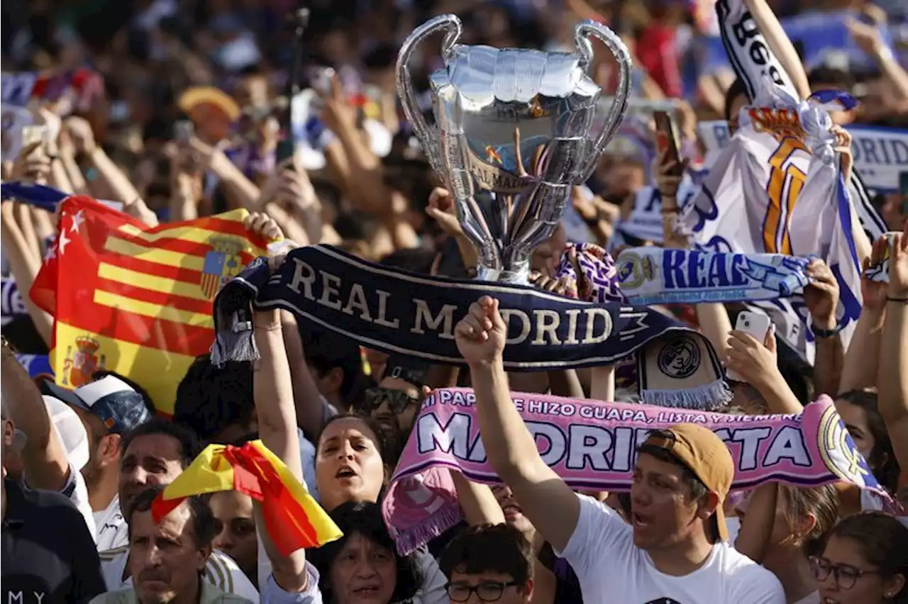 Soccer-Thousands of Real Madrid fans celebrate Champions league title with team