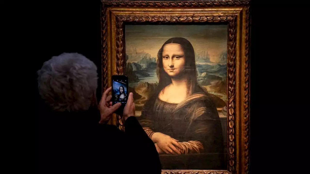 Mona Lisa tårtad av utklädd man i Louvren