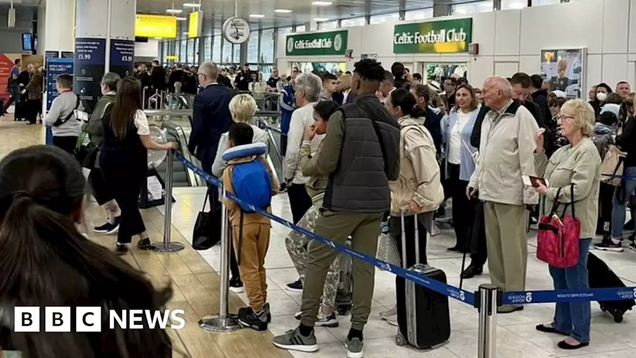 Airport passengers urged not to arrive early despite queues