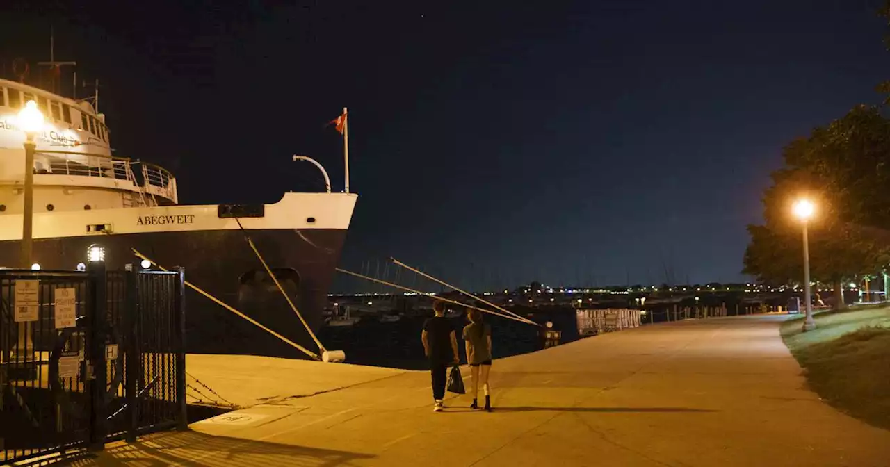 19-year-old woman shot while riding bicycle near DuSable Harbor downtown