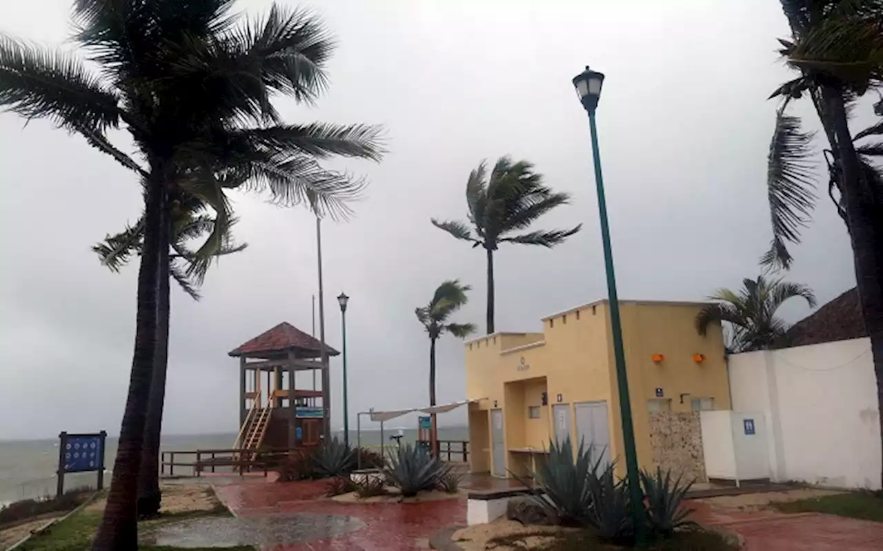 Hurricane Agatha drenches Mexican beach resorts