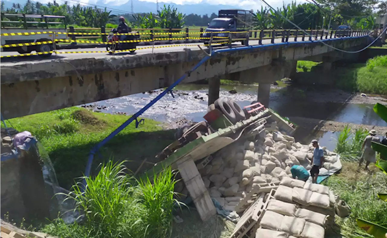 Truk Tabrak Pembatasan Jembatan lalu Terjun ke Sungai, Begini Kondisi Sopir