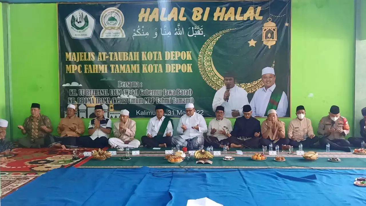 Ratusan Jemaah Majelis At-Taubah Depok Menggelar Doa Bersama Untuk Emmeril Kahn Mumtadz