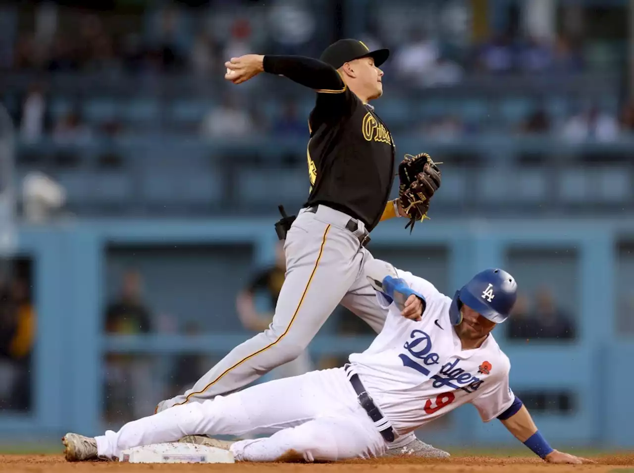 Dodgers fall in seesaw battle with Pirates