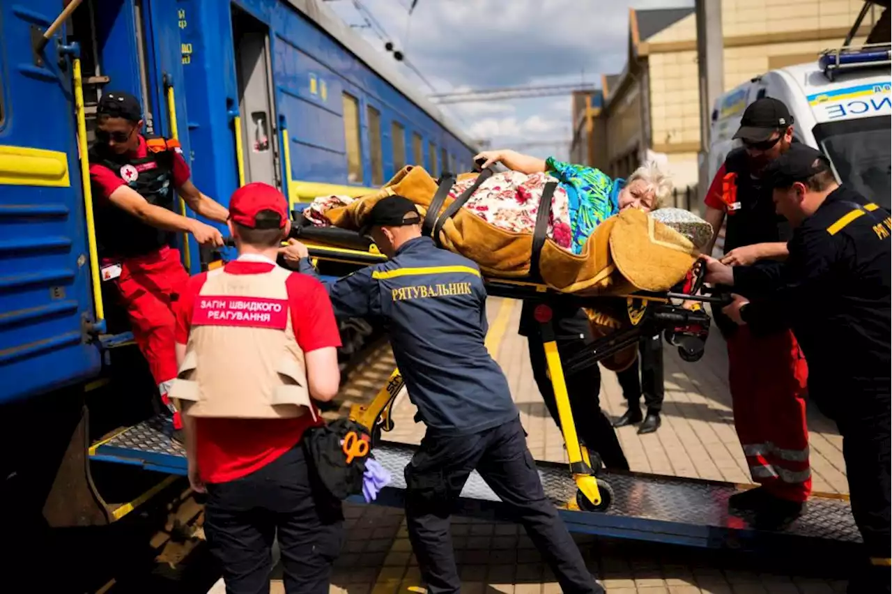 Russians, Ukrainians fight block by block in eastern city