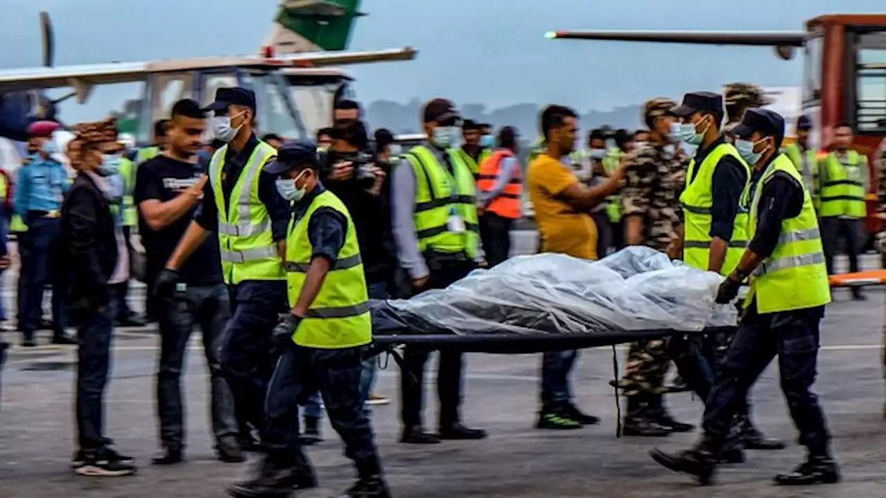 Recuperaron los 22 cadáveres de las personas que iban en el avión accidentado en el Himalaya