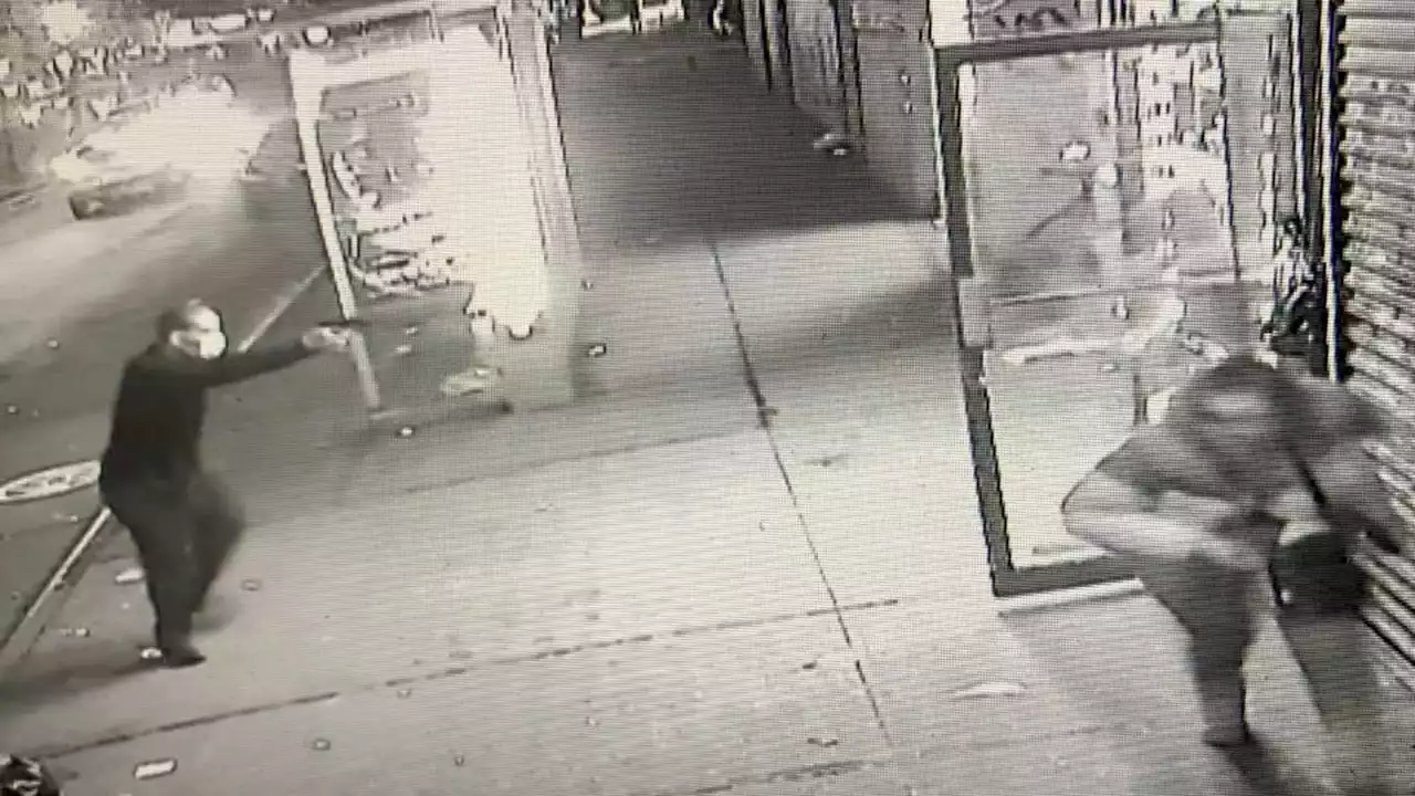 Video shows shooting outside NYC smoke shop that left 1 dead, 2 bystanders hurt