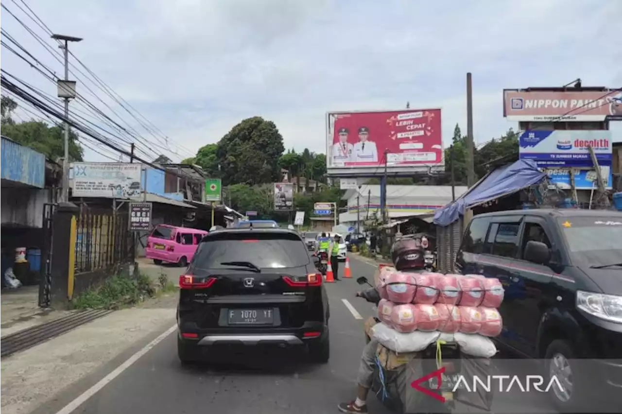 Polisi berlakukan satu arah jalan menuju Bogor urai kemacetan