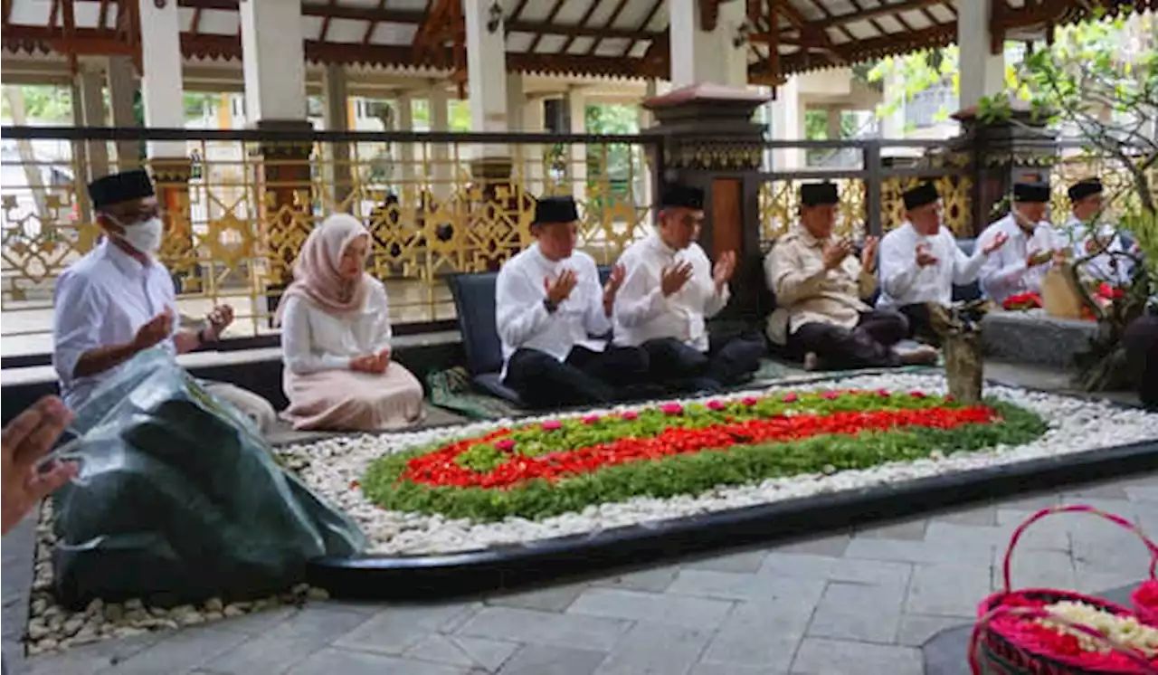 Prabowo Subianto Ziarah Ke Makam Gus Dur di Tebuireng