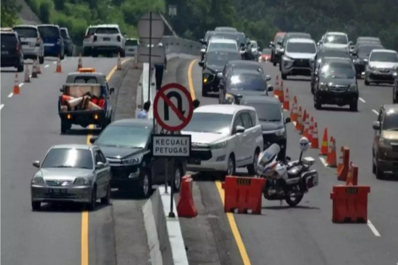 Arus Lalu Lintas Membludak, Polisi Berlakukan Contraflow di Tol Semarang-Solo | Kabar24 - Bisnis.com