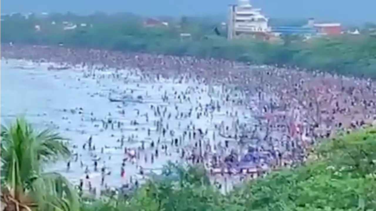 Lautan Manusia di Pantai Pangandaran, Air Pantai Jadi Coklat