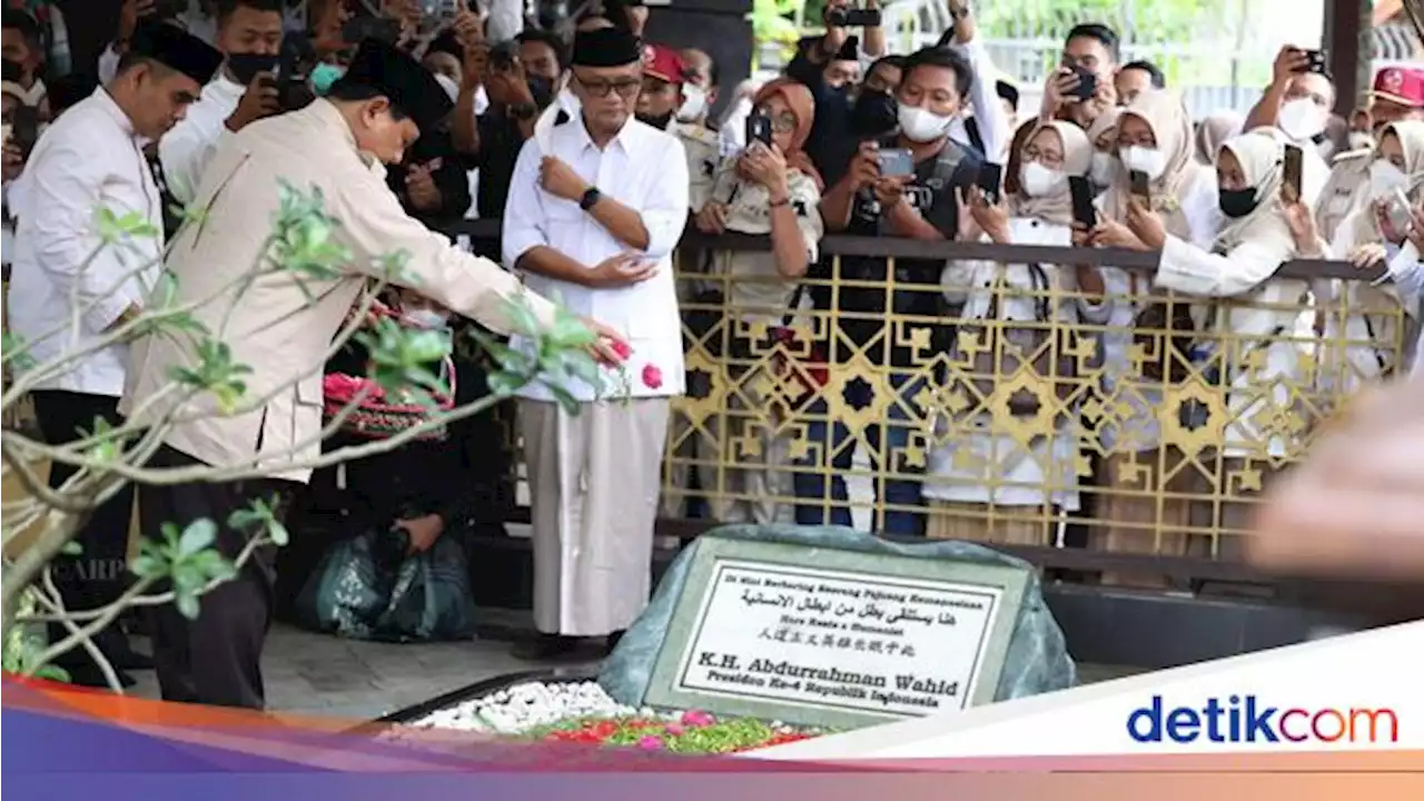 Prabowo Ziarah ke Makam Gus Dur, Cerita Kedekatan dengan Almarhum