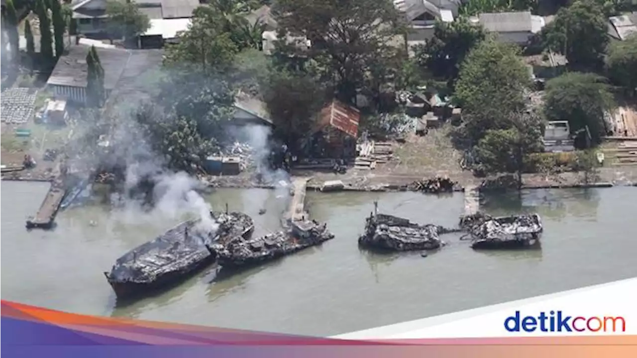 Snapshots: Penampakan Terkini Kapal-kapal Terbakar di Pelabuhan Wijayapura