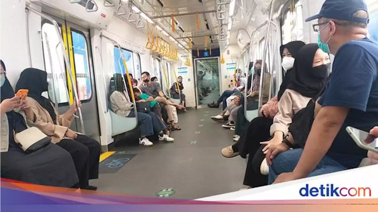 Top! Tinggalkan Mobil, Warga Pilih Naik MRT Keliling Jakarta