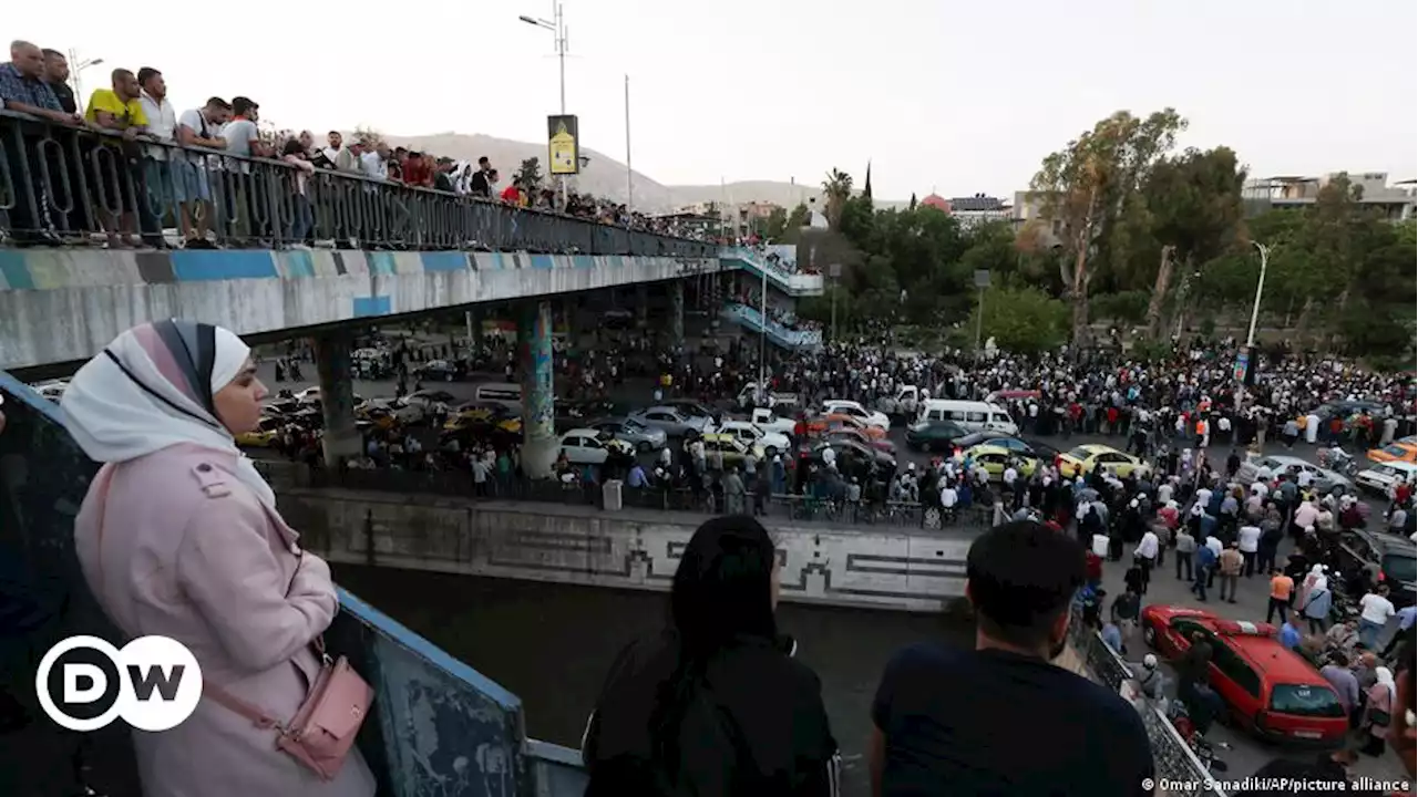 عفو أم 'تلميع صورة'؟ مئات السوريين ينتظرون أهاليهم المعتقلين | DW | 04.05.2022