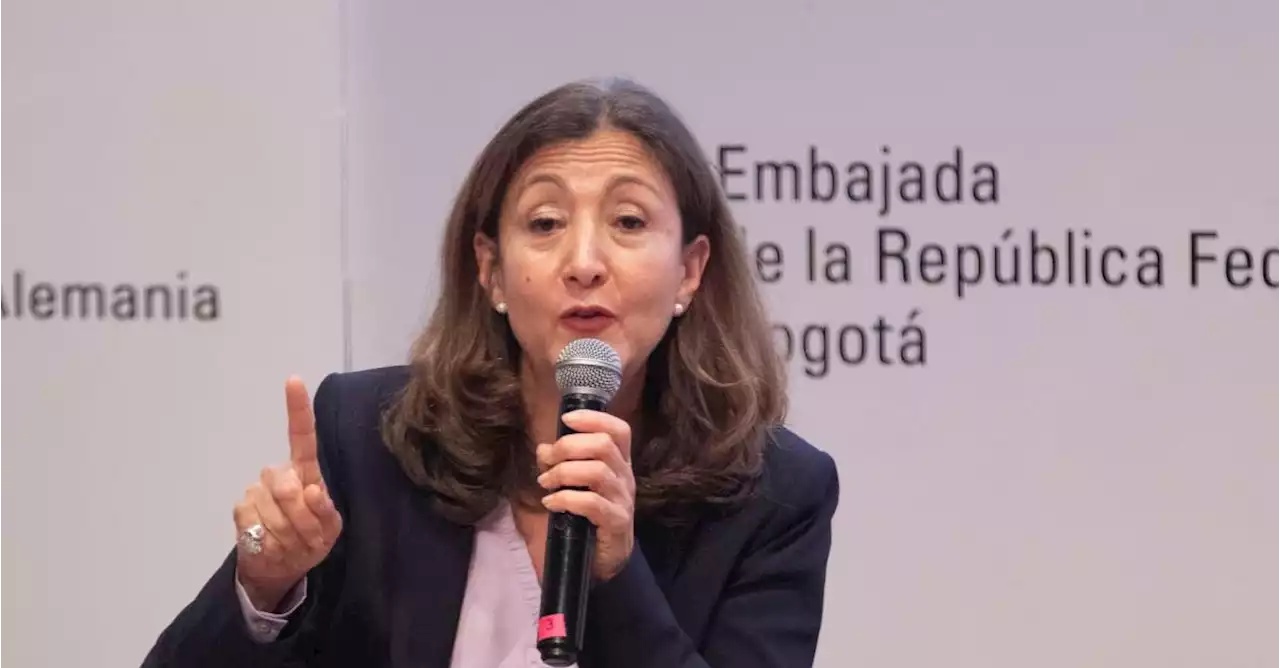 Tras abandonar Centro Esperanza, Íngrid Betancourt es criticada por decir que hay que unir el centro político