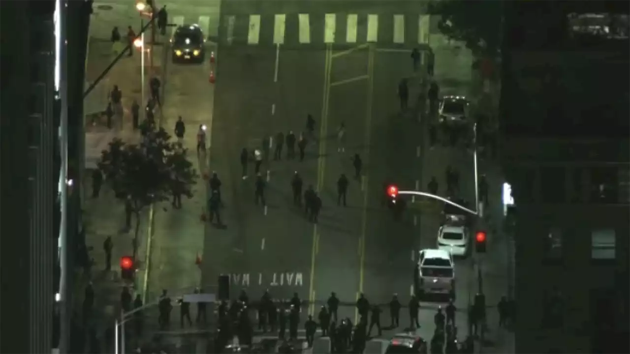 Los Angeles: At least 1 police officer injured during clash with abortion rights protesters