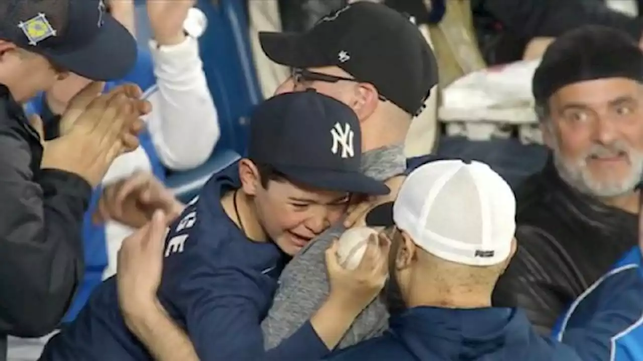 Young Yankees diehard in tears after Blue Jays fan hands over home run ball | Globalnews.ca