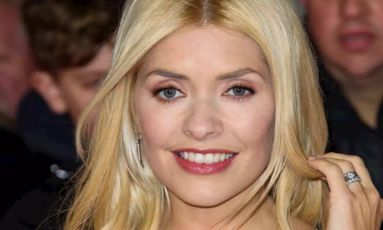 Holly Willoughby models three wedding rings – just like these royals