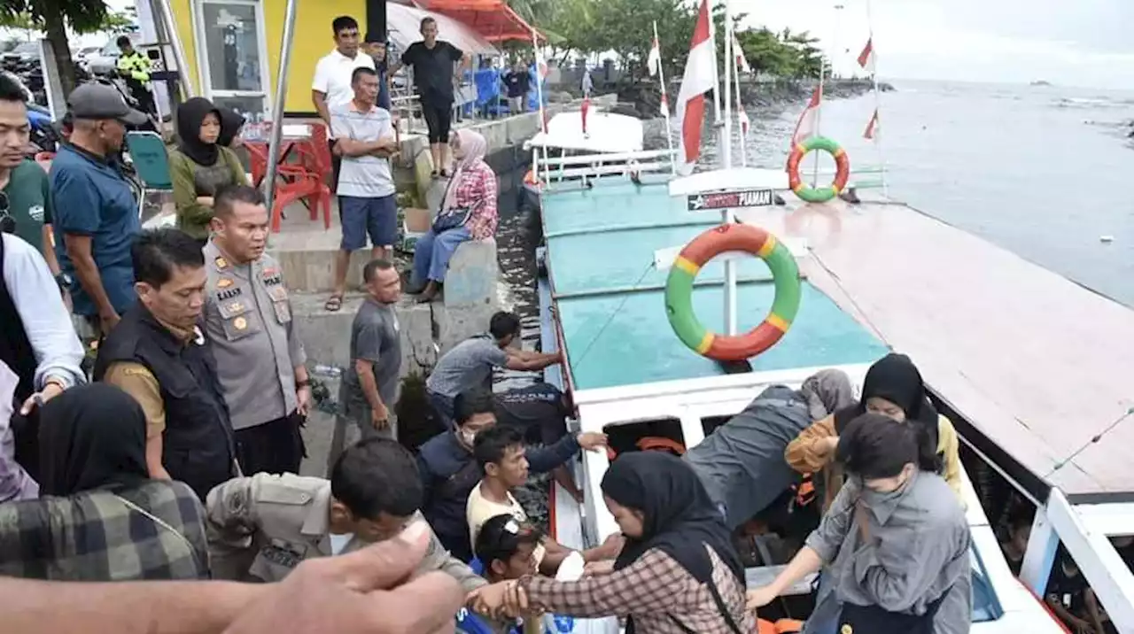 Terjebak di Pulau Angso Duo, 71 Wisatawan Berhasil Dievakuasi