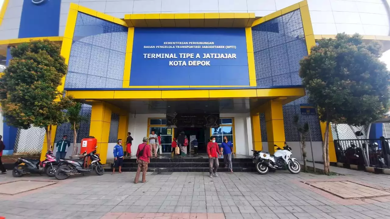 Hari Kedua Lebaran Ratusan Pemudik Masih Memadati Terminal Jatijajar Kota Depok