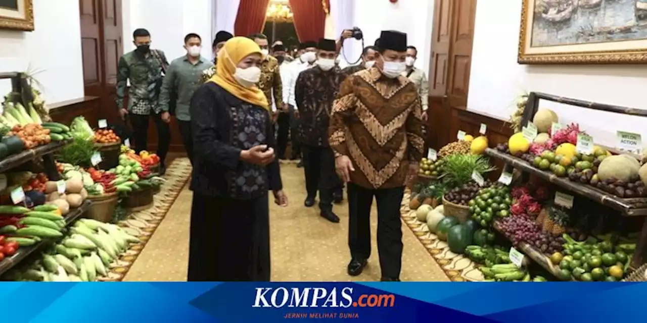 Ketika Khofifah Kupaskan Nanas Pasir Kelud 1 untuk Prabowo di Grahadi Surabaya...