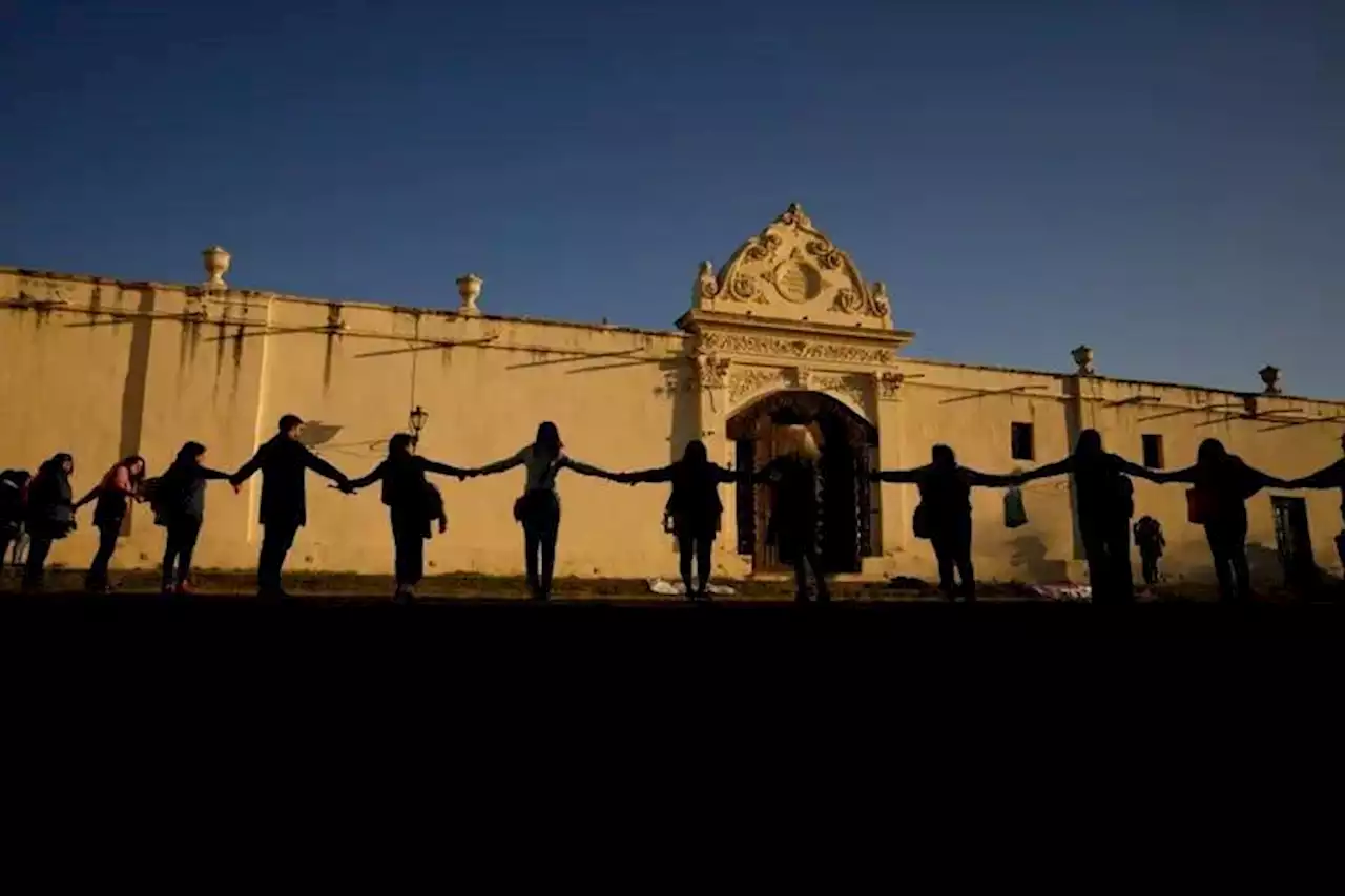 Grieta religiosa: en silencio y bajo el lema “hermana, sí te creo”, se hizo el abrazo al convento de las carmelitas en Salta