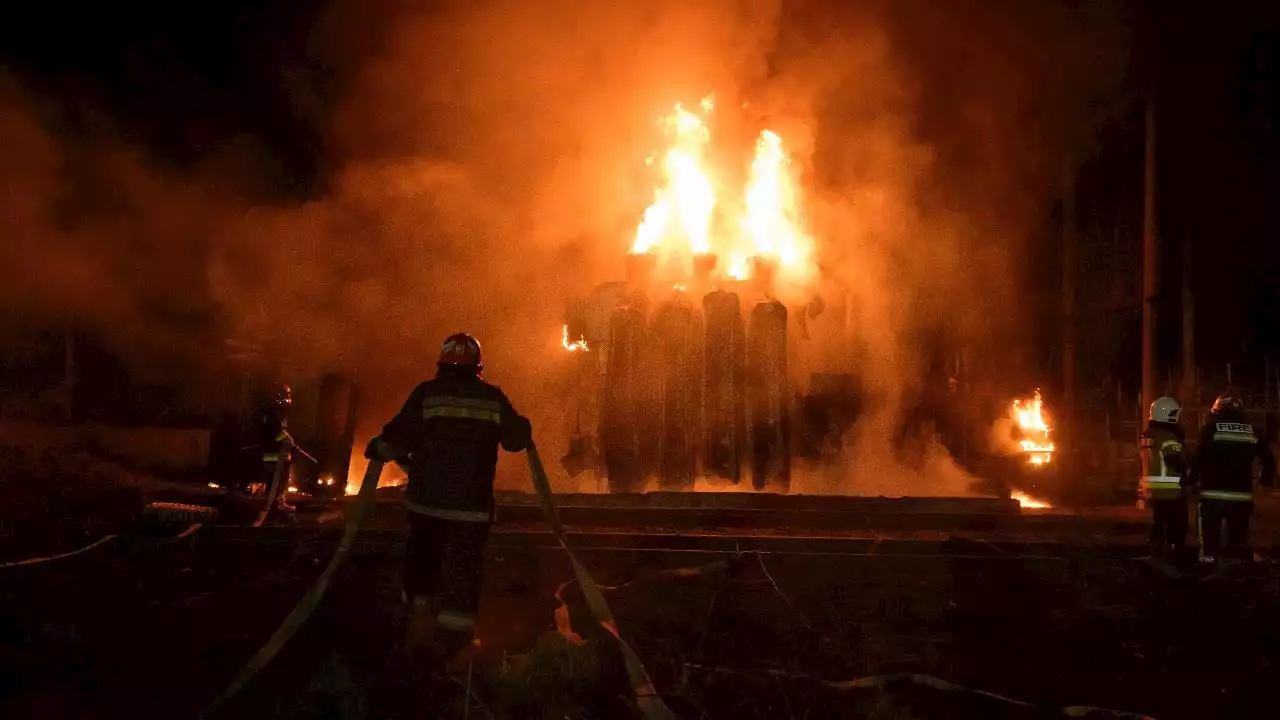 Guerra Russia-Ucraina, Kiev sotto attacco, bombardate sei stazioni ferroviarie. Primi missili sulla Transcarpazia. Zelensky: “Aziende in affari con Mosca finanziano il conflitto”