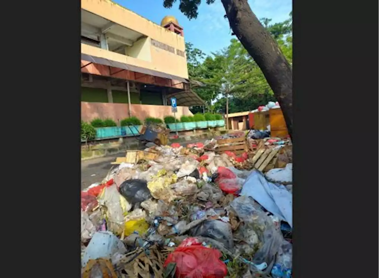 Pasar Agung Kota Depok Jadi Lautan Sampah