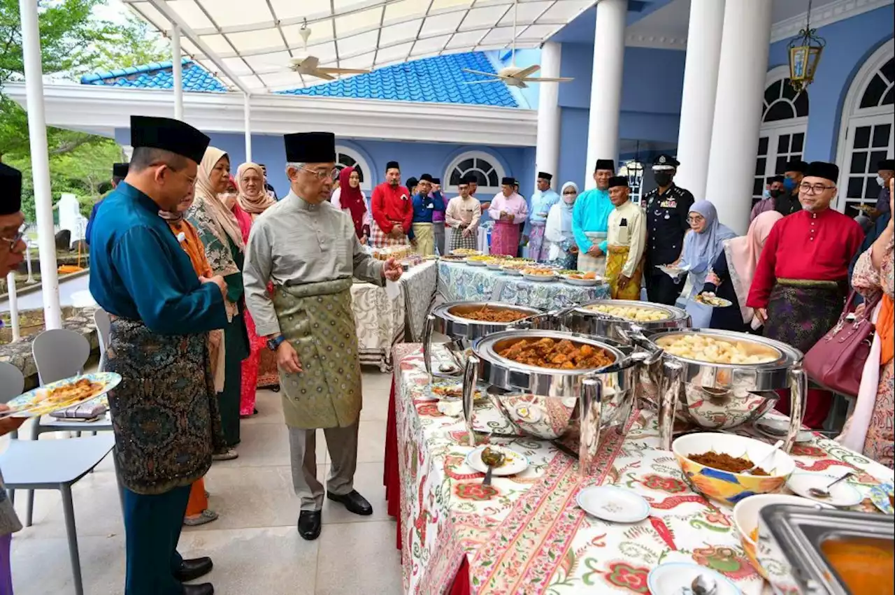 Agong, Raja Permaisuri berangkat ke majlis ramah mesra Aidilfitri di Kuantan | The Malaysian Insight