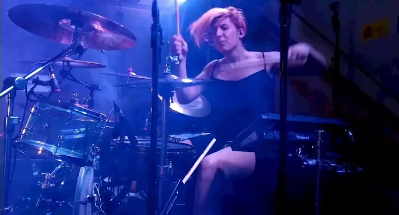 Así es Paris Lakryma, la mujer trans baterista que triunfa en el mundo del metal - Pulzo