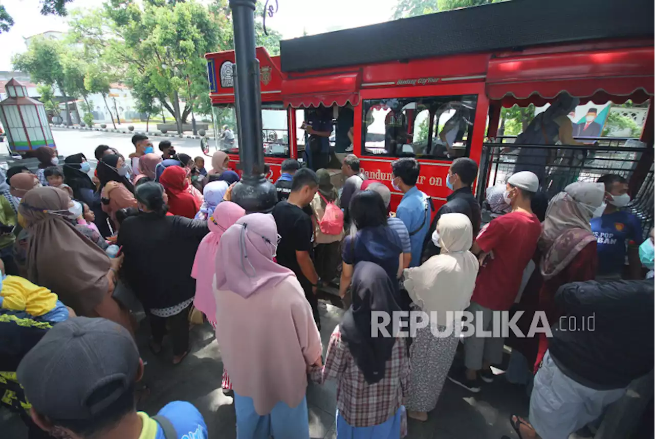 Libur Lebaran, Alun-Alun Kota Bandung Dipadati Wisatawan  |Republika Online