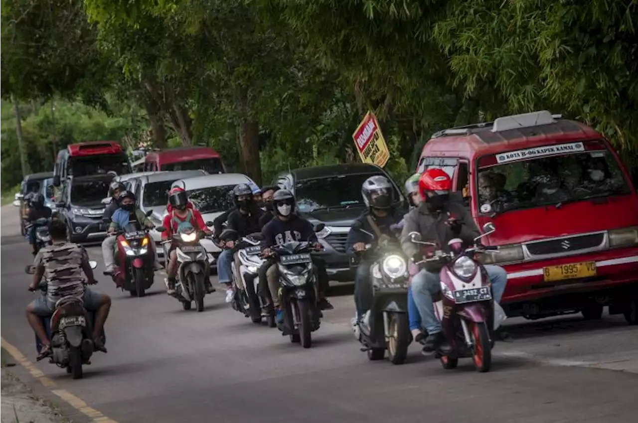 Libur Lebaran, Polisi Buka Tutup Jalan di Anyer |Republika Online