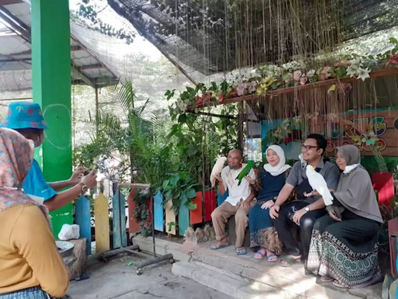 Bayar Seikhlasnya, Foto Sepuasnya Dengan Burung Kakaktua di TSTJ Solo