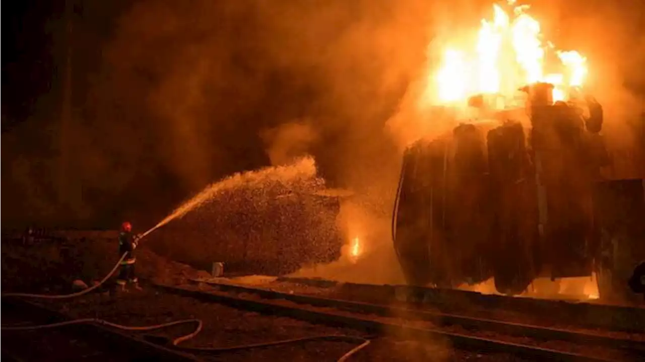 Russisches Militär beschießt Bahnlinien, EU plant Ölboykott – was in der Nacht geschah