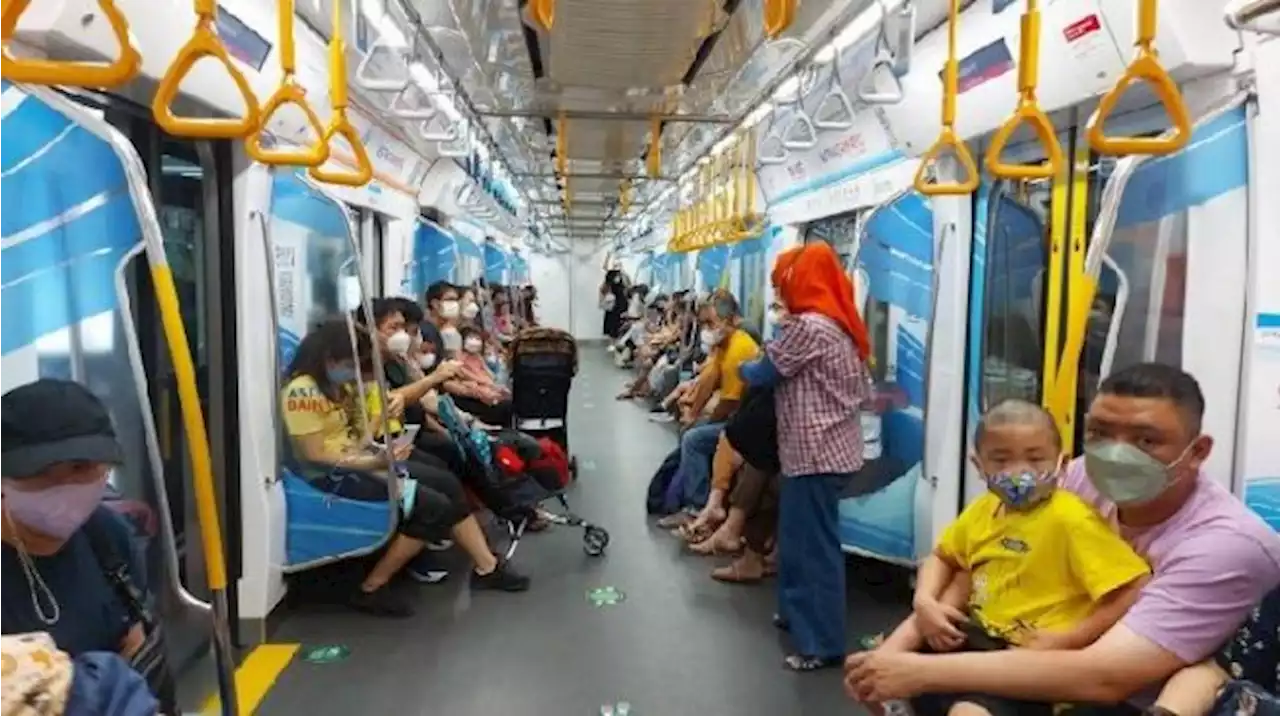 Libur Lebaran, Warga Ajak Keluarga Coba MRT Jakarta