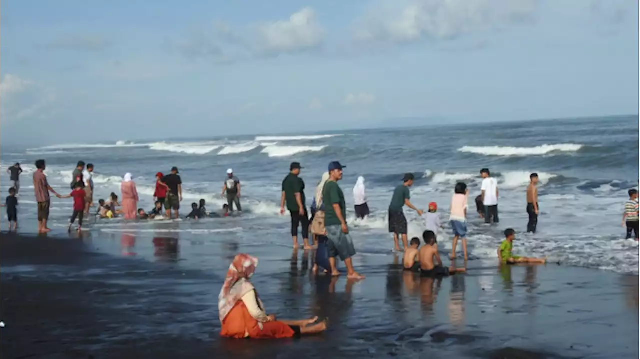 Libur Lebaran, Wisata Pantai Watu Pecak Mulai Dipadati Wisatawan