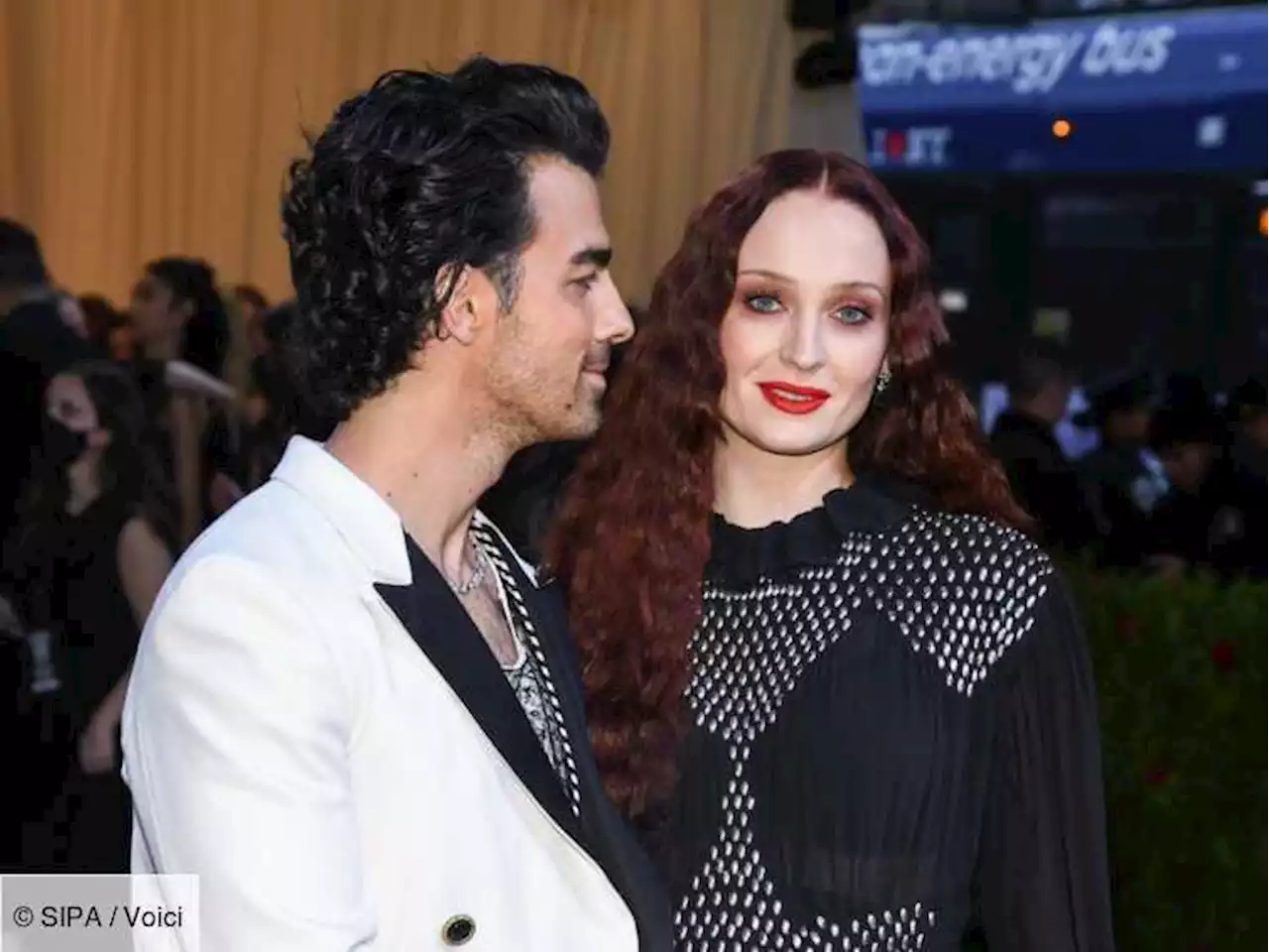 Sophie Turner : avec Joe Jonas, elle officialise sa deuxième grossesse au Met Gala 2022 - Voici