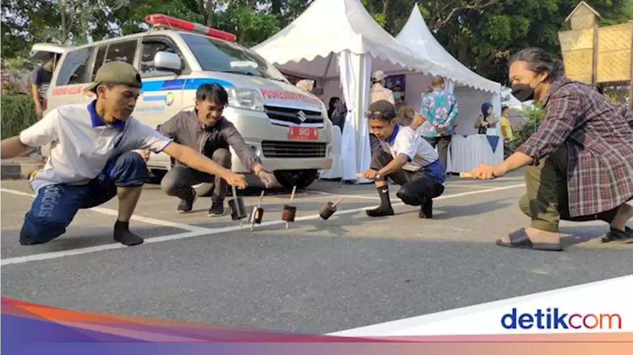 Warga Nostalgia Main Permainan Tradisional di Festival Seba Baduy di Lebak