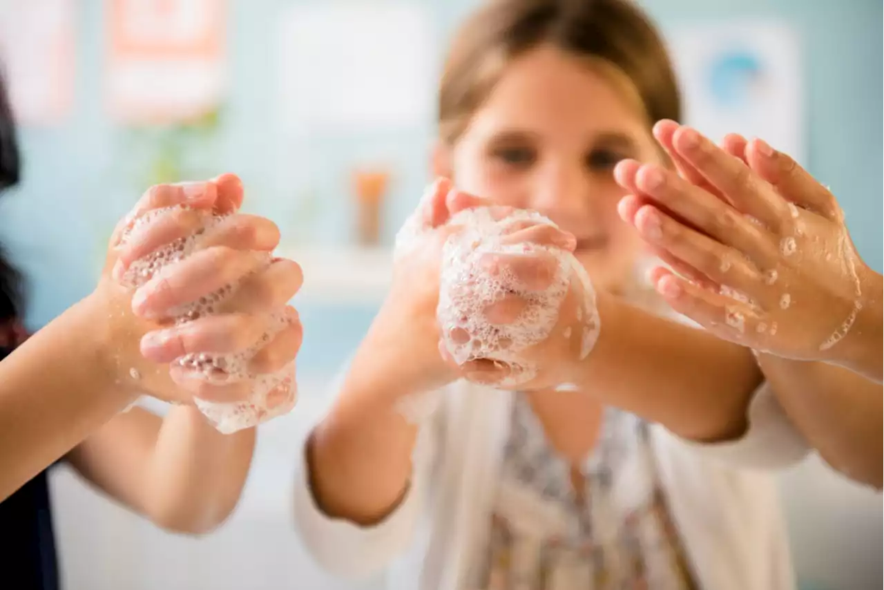 Giornata mondiale igiene delle mani: perché gli operatori sanitari dovrebbero limitare ornamenti e unghie lunghe - iO Donna